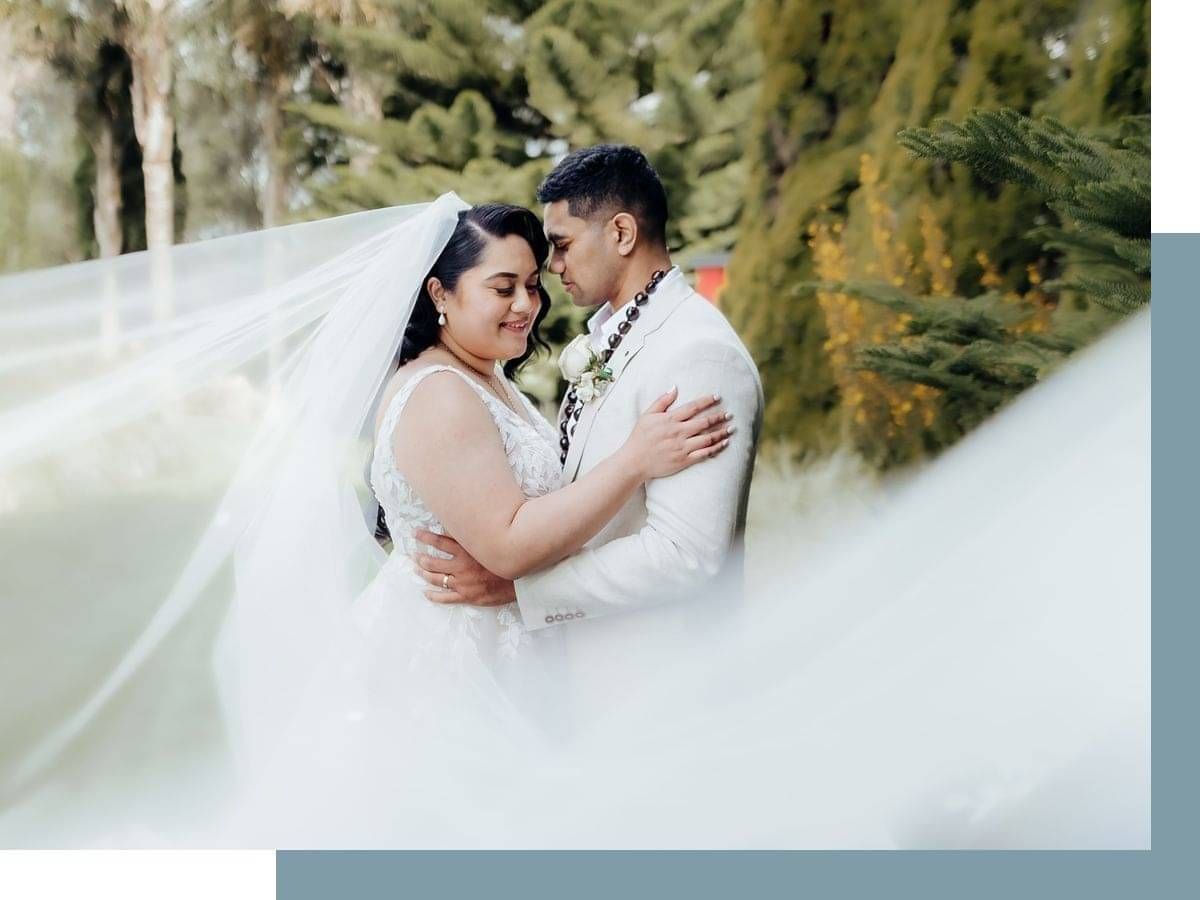 wedding couple posing at Markovina