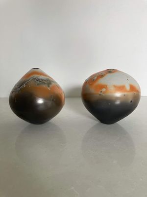 Pair of Jan Cockell saggar-fired burnished porcelain pots - late 1980s