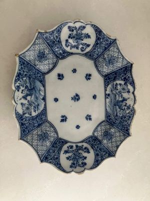 Delft plate c. 1760s, Anthonij Pennis, De Twee Scheepjes