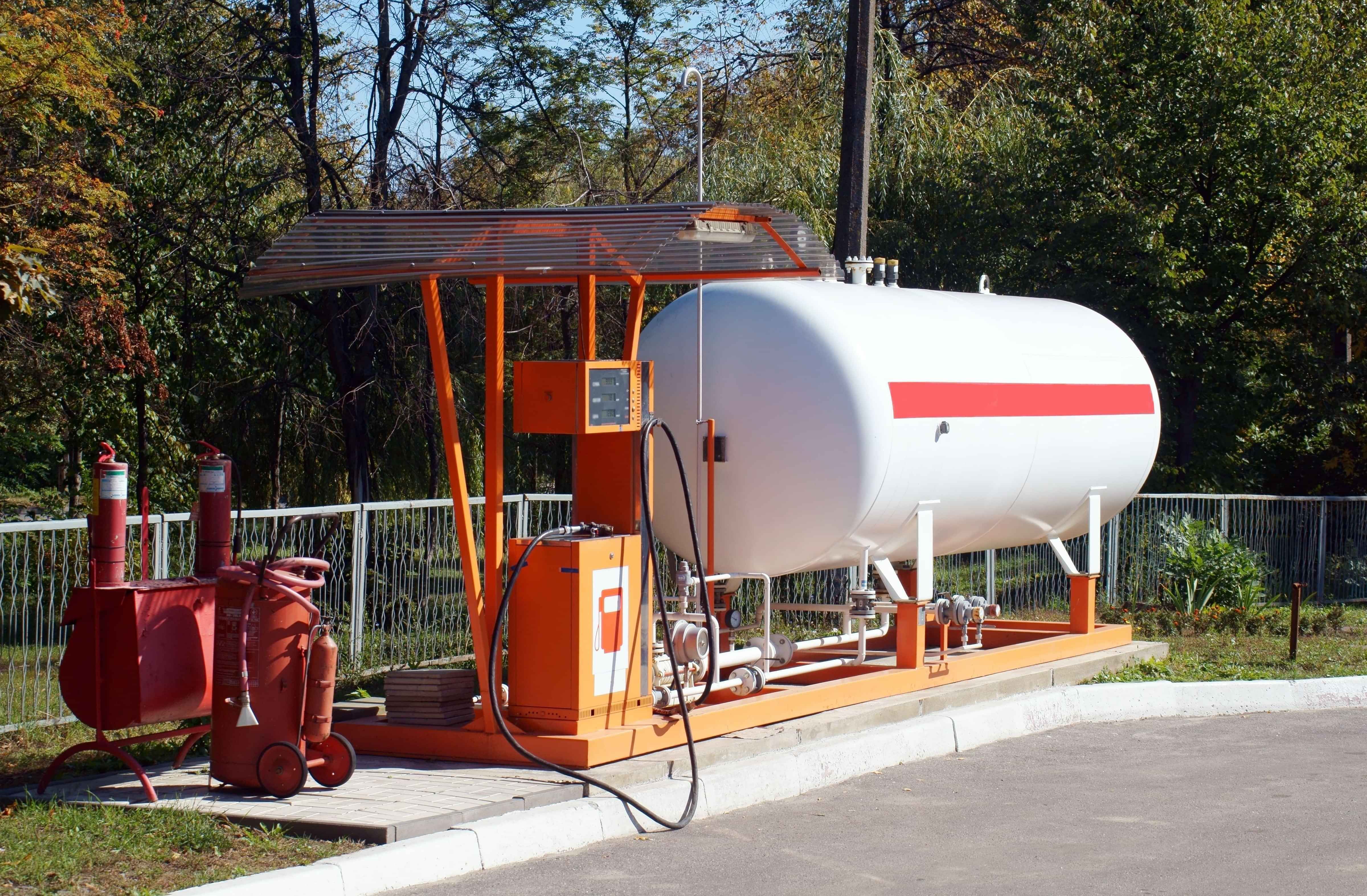 Bulk gas storage tank