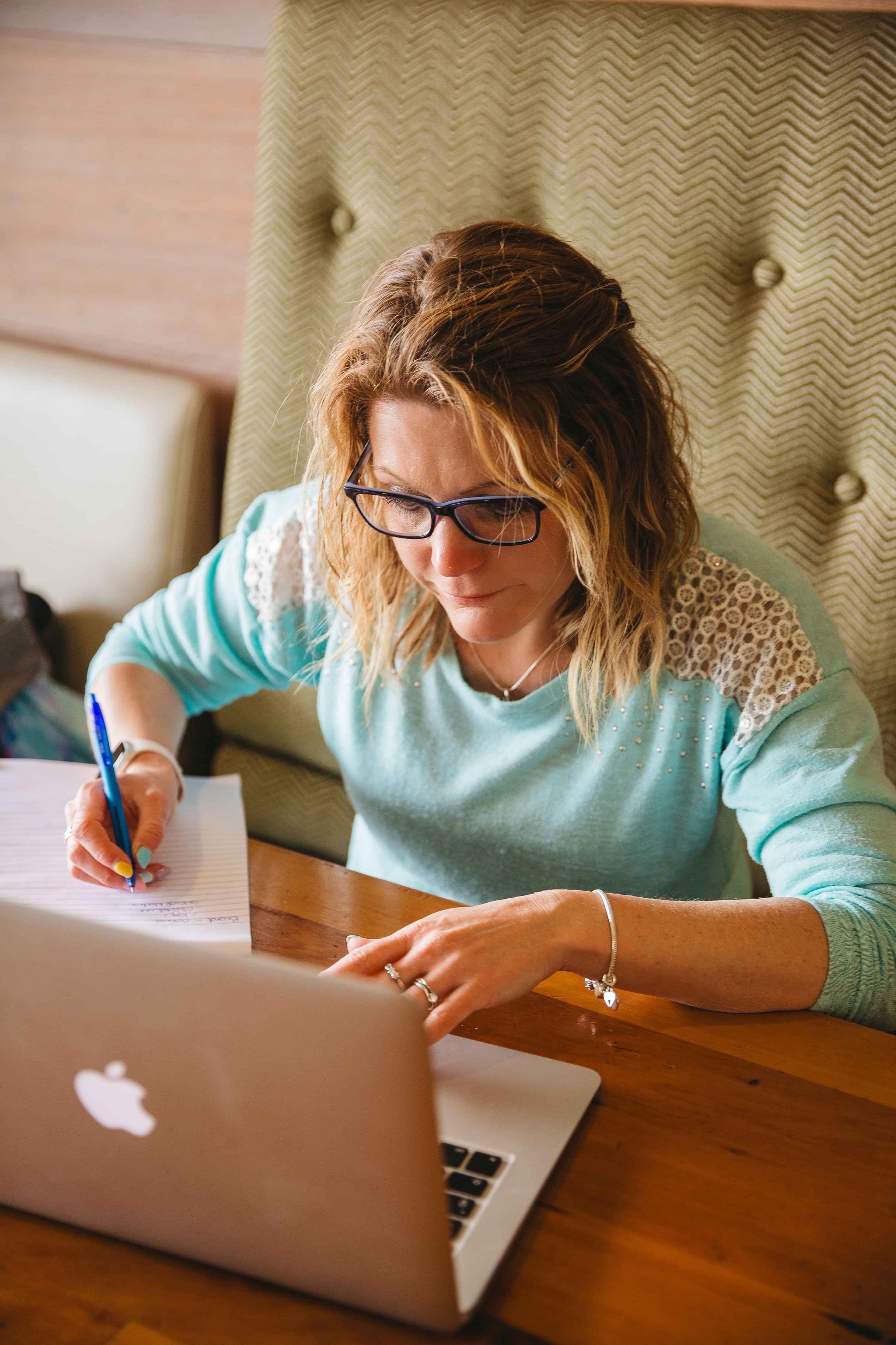 Amy Brailey | Wedding Graphic Designer