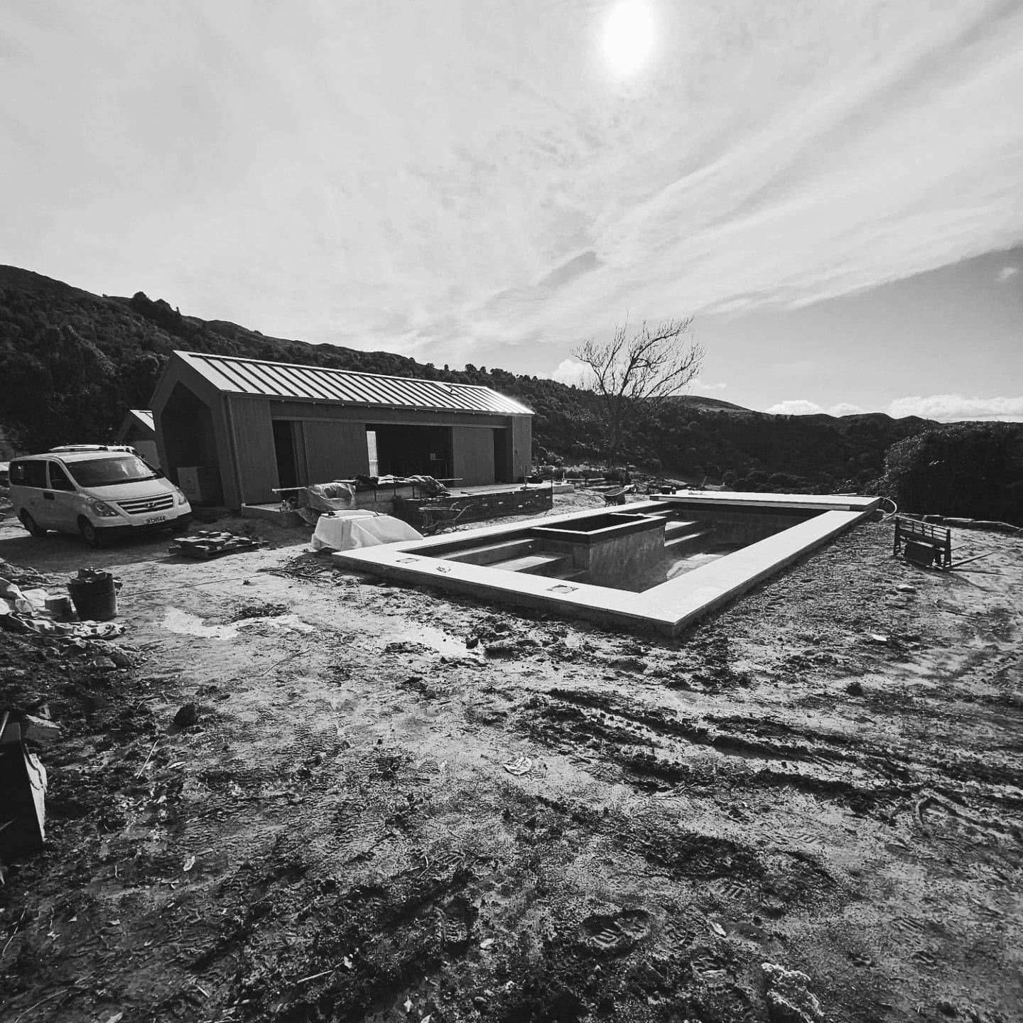 modern outdoor area with fine sand and custom paving, with an emphasis on natural materials with wooden benches