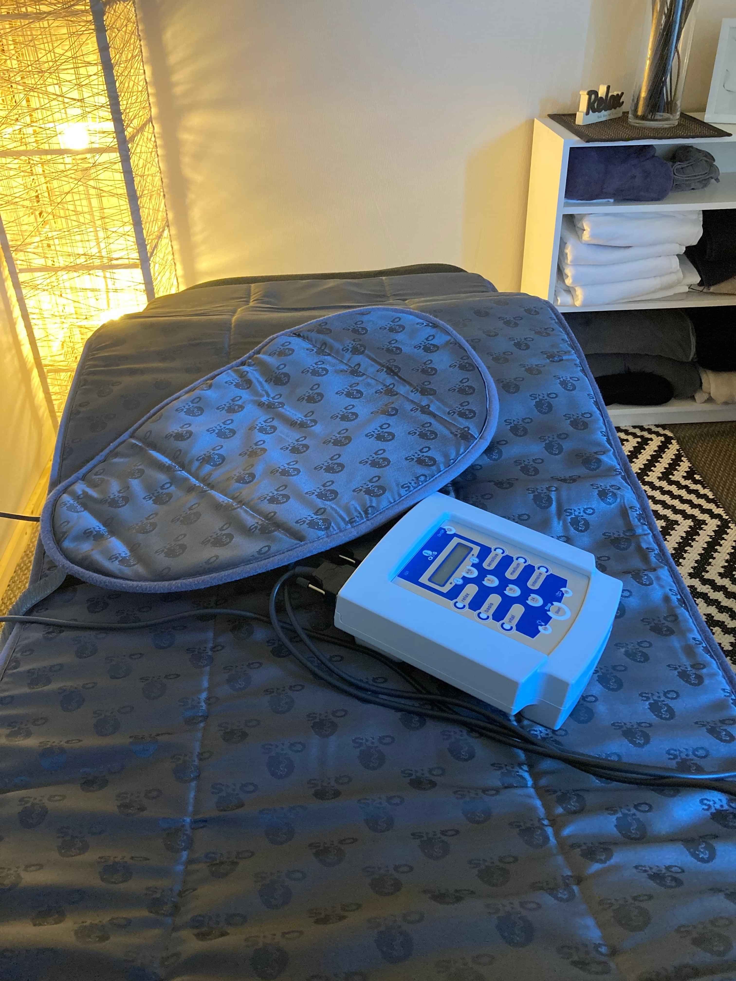 Picture of the PEMF mat and pillow applicator with machine and carry bag