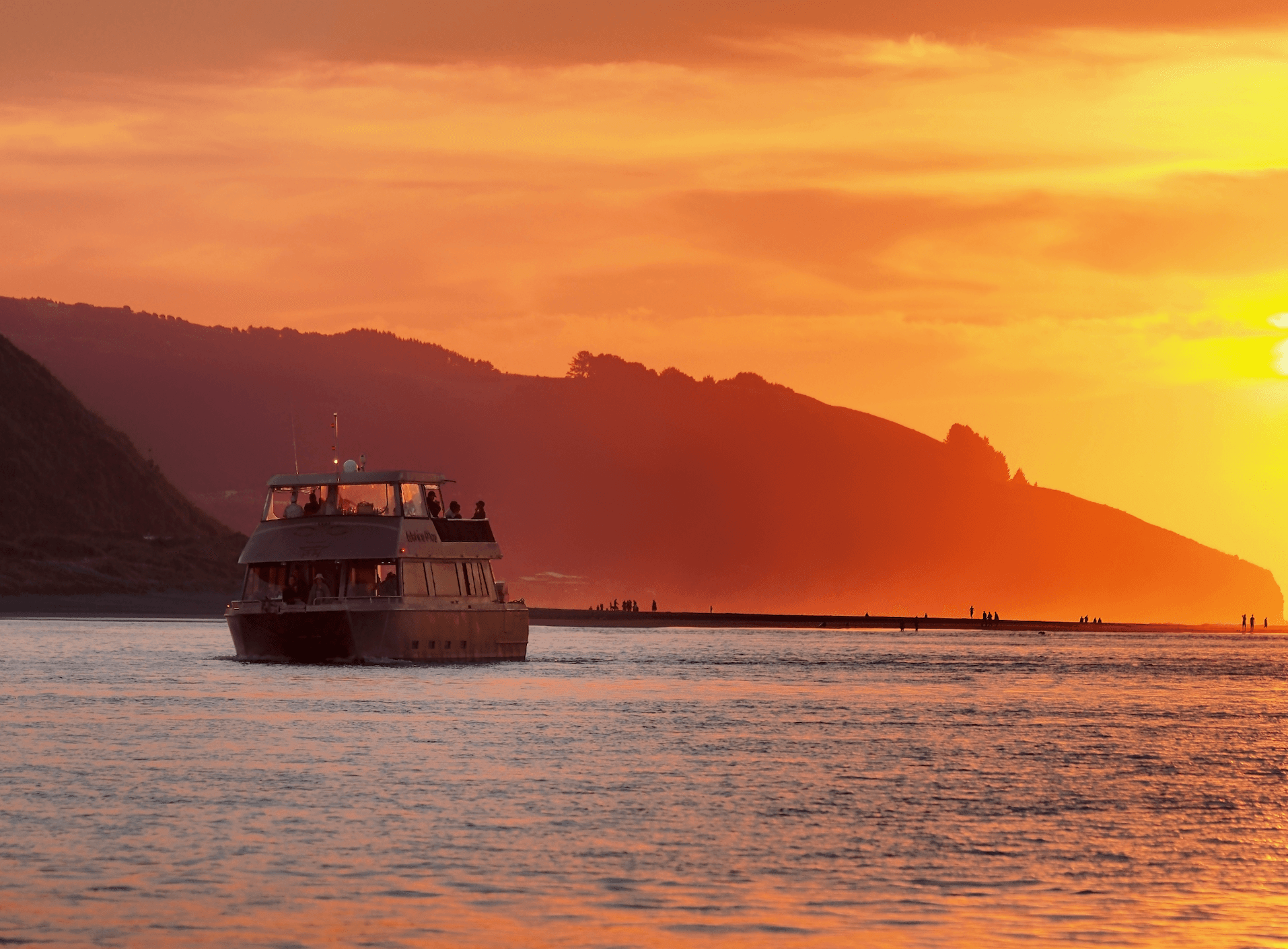 Raglan sunset cruise | Wahine moa