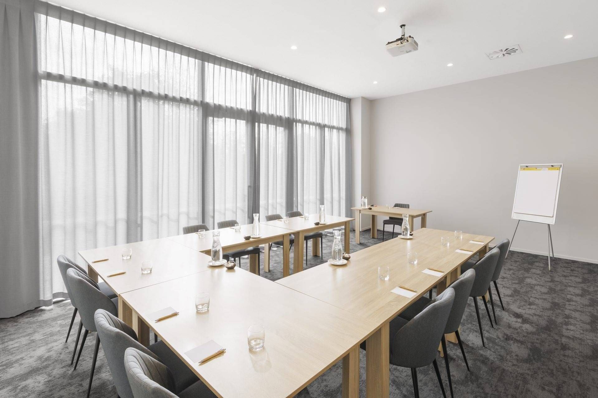 Corporate meeting room at Hidden Lake in Cambridge