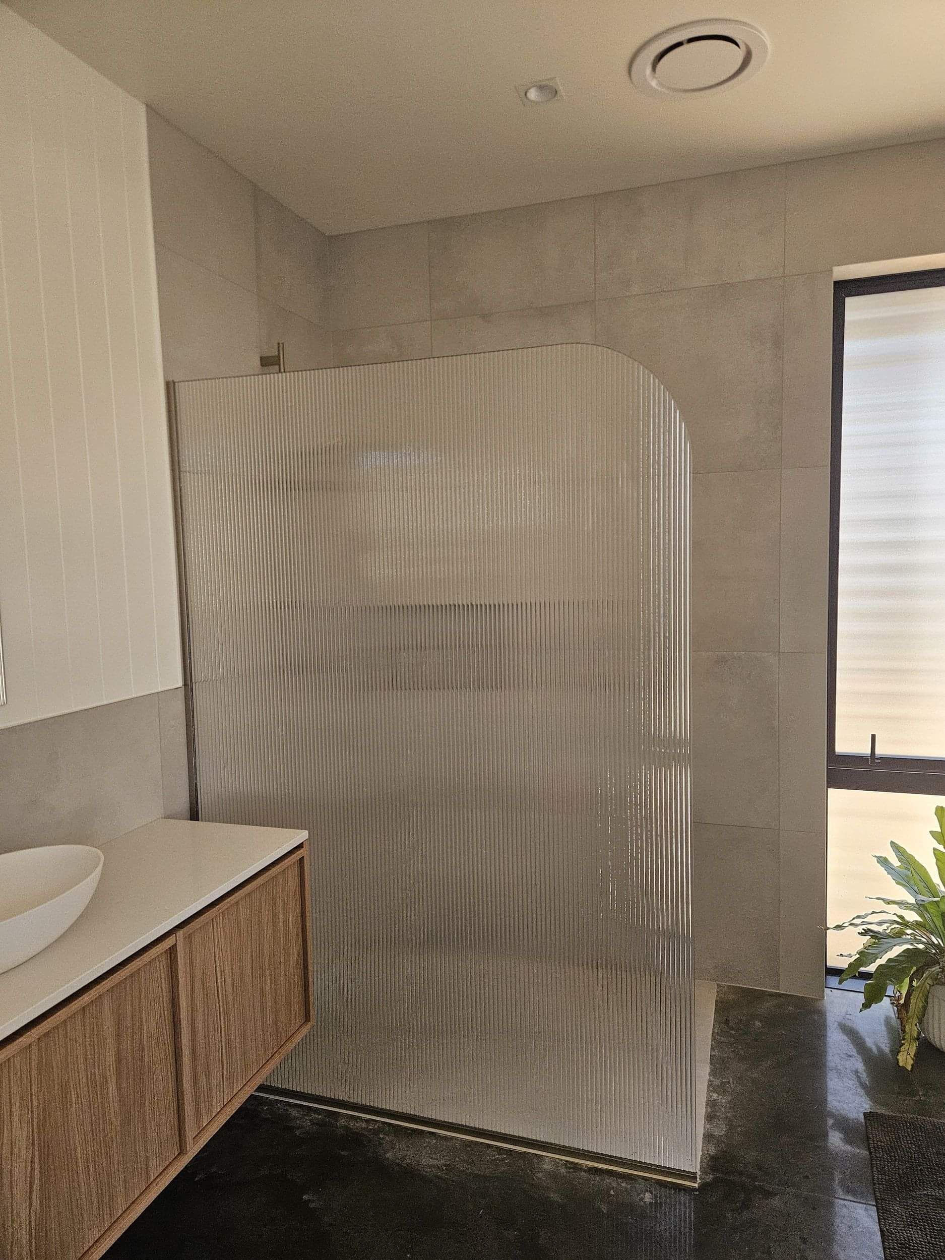 Ribbed glass shower screen