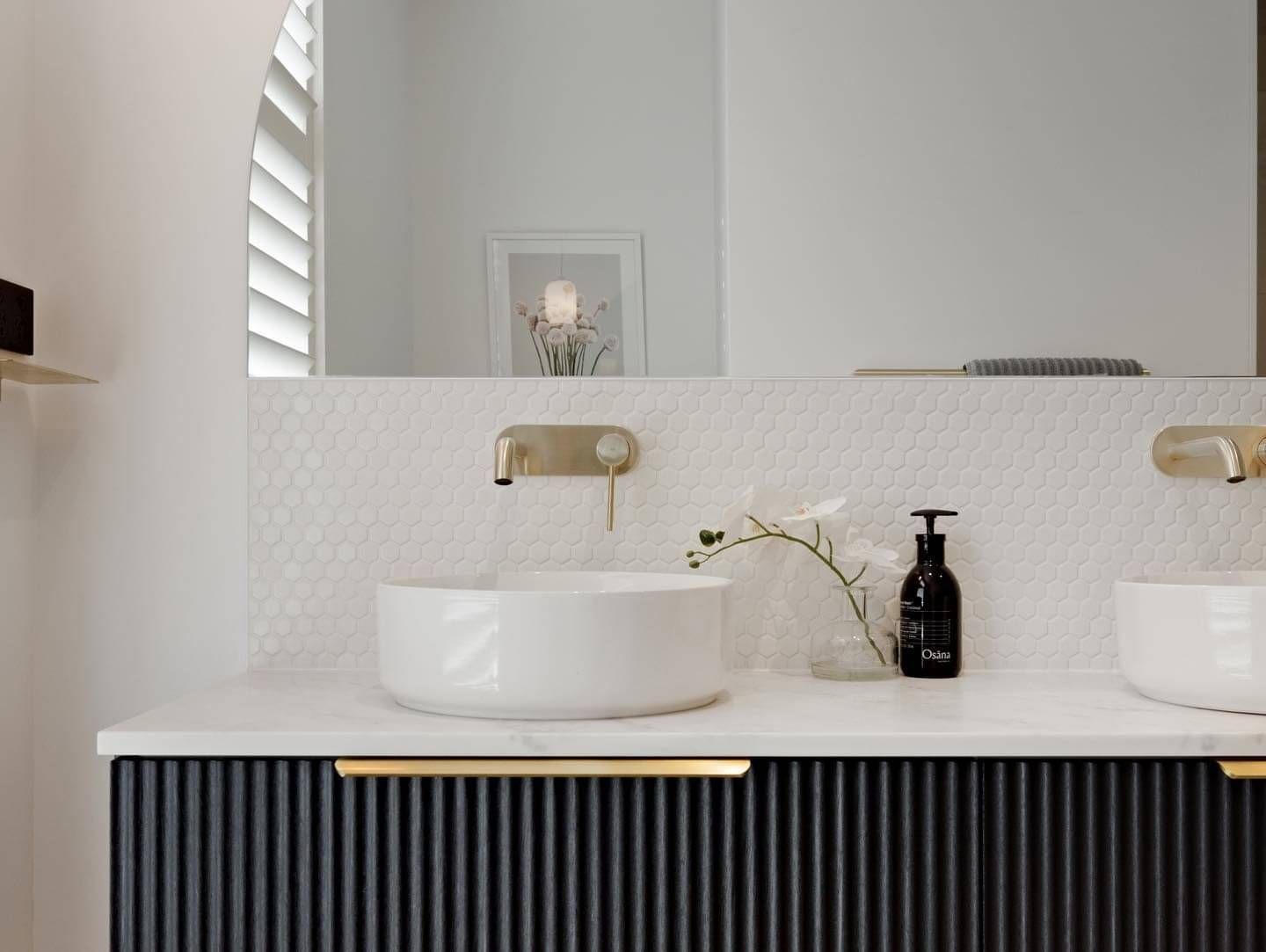 Curved custom mirror for modern bathroom