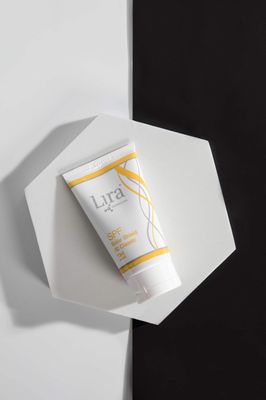 LIRA CLINICAL SPF Solar Shield 30+ Classic Tint