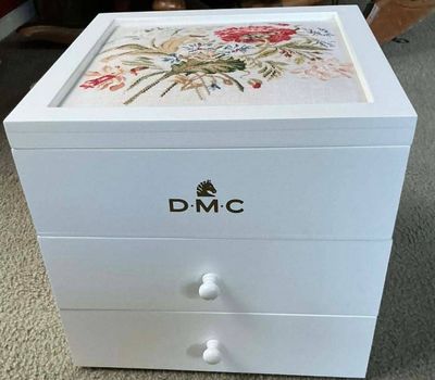 DMC MODULAR STORAGE BOX WITH 70SKEINS- 28X28X26CM