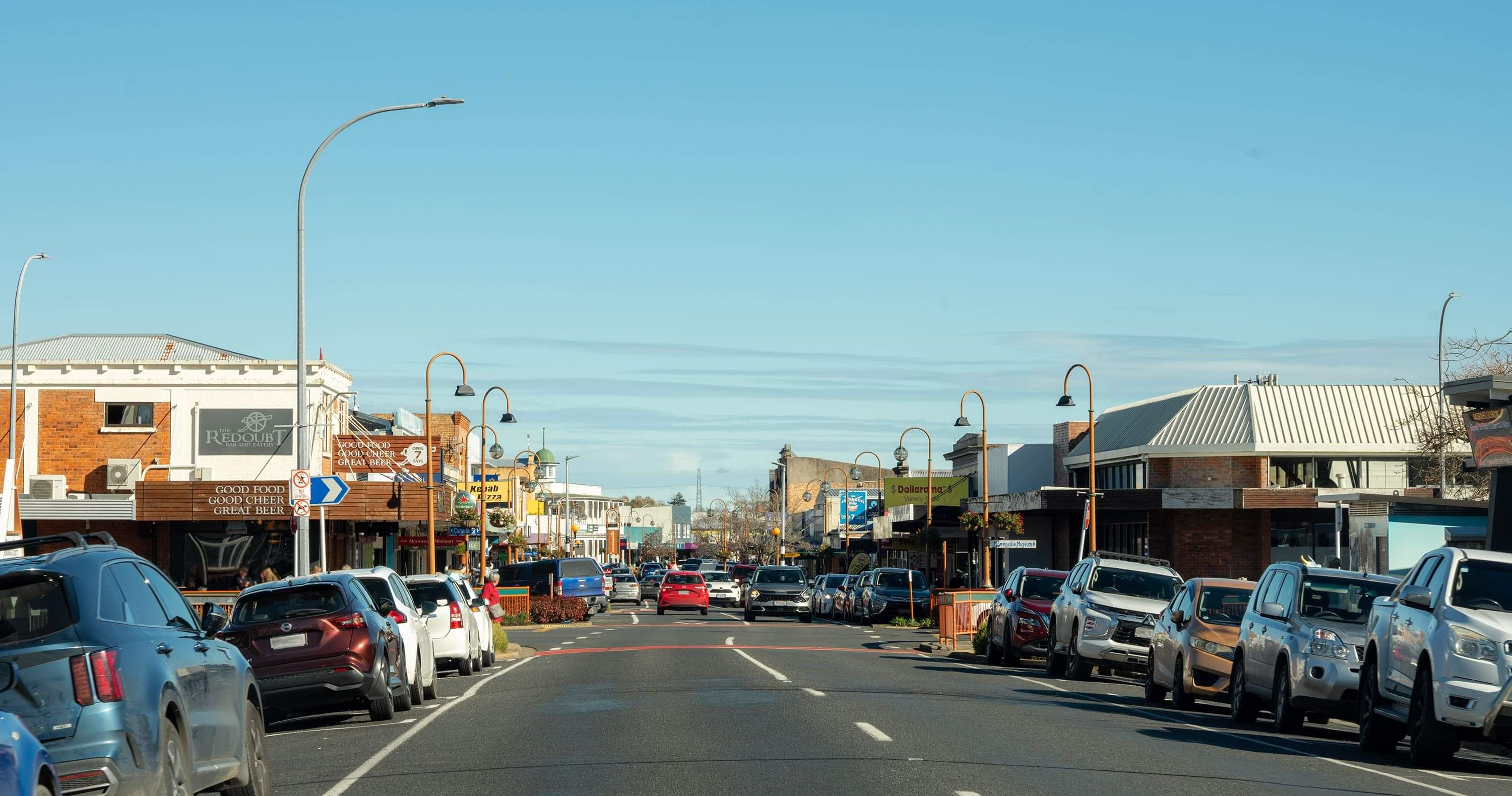 Local shops and cafés in Morrinsville town centre near Maplewood