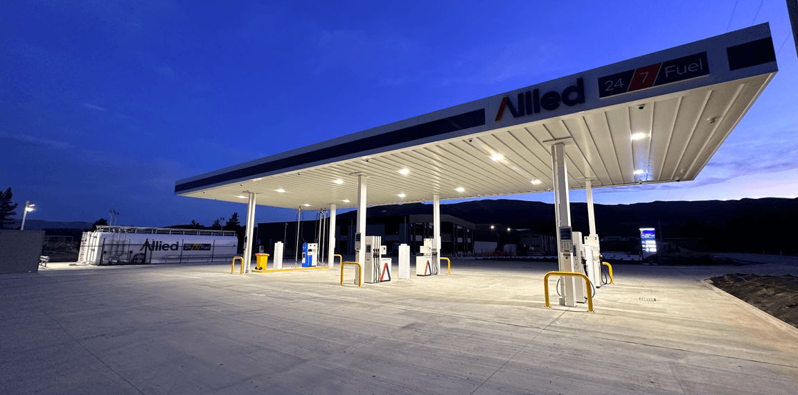 Unmanned fuel station forecourt with automatic and manual fuel variance