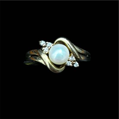 A8360 - 9ct pearl and diamond ring