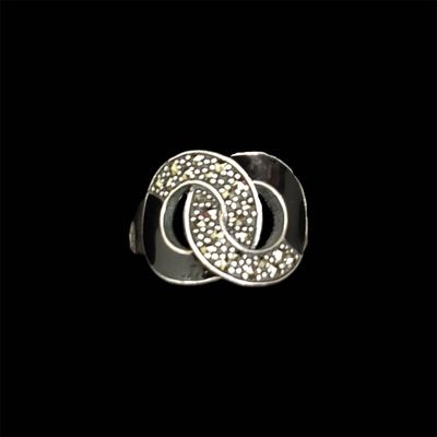 128891g - Sterling silver and enamel ring with 2 intertwined circles with marcasite