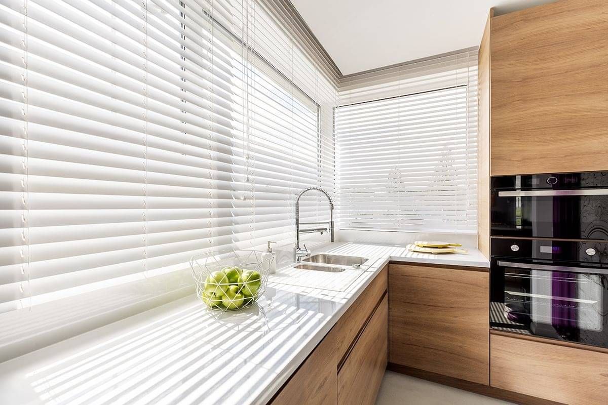 White Venetian blinds in a contemporary kitchen