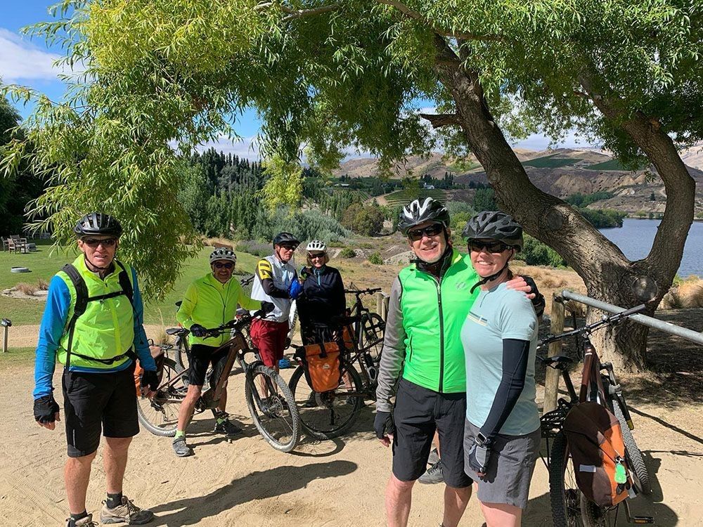Group photo along the Lake Dunstan Trail