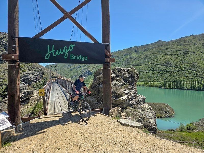 Cyclist going over the Hugo bridge