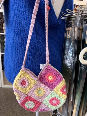 Crochet Oval Daisy Bag